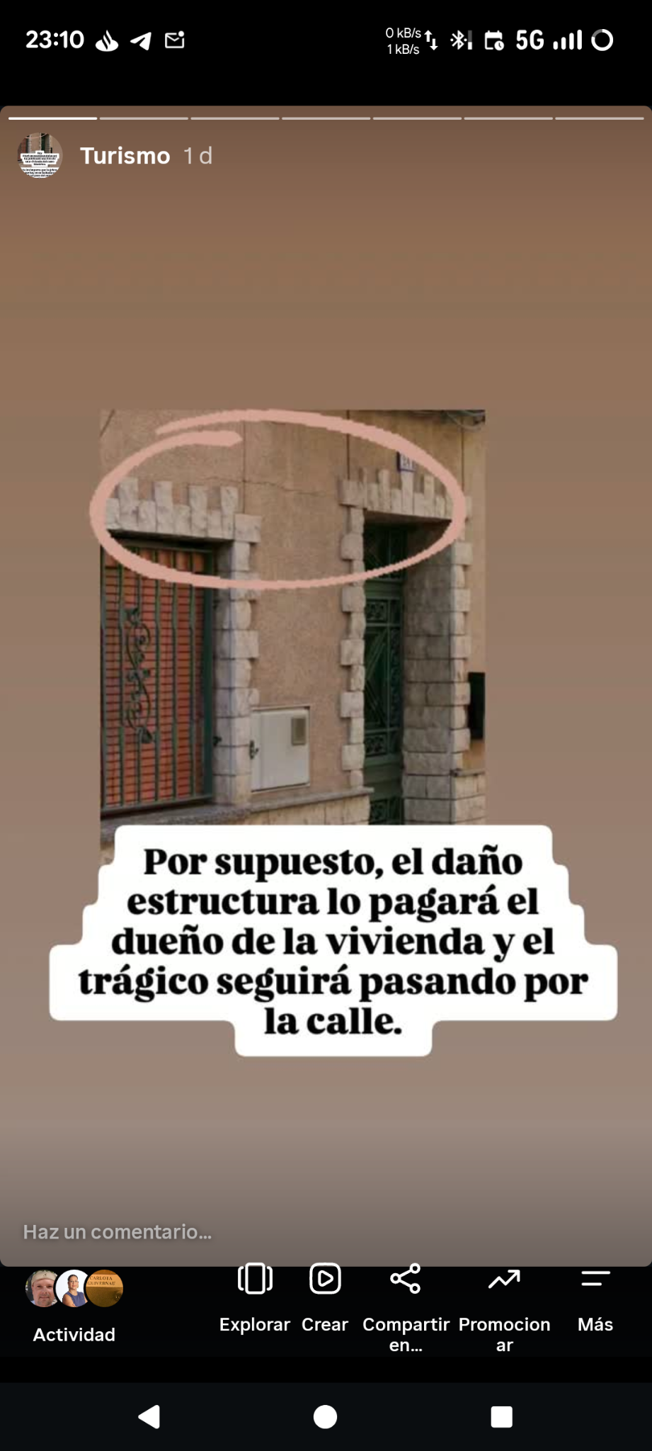 Publicació institucional en què s’aprecia una fissura en una vivenda del casc històric.