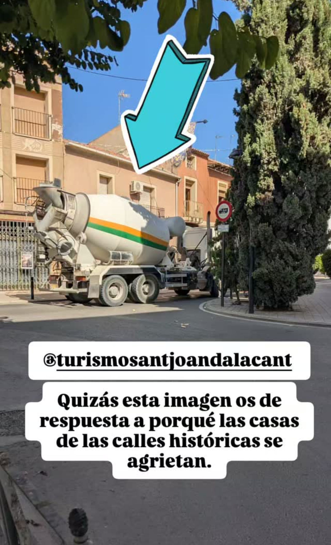 Imatge veïnal sobre el pas d’un vehicle pesant per l’entorn històric.